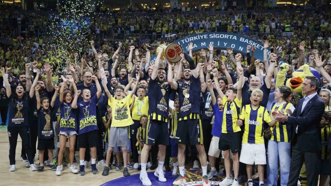 Basketbol Super Liginde Sampiyon Fenerbahce Beko Kupasini Aldi
