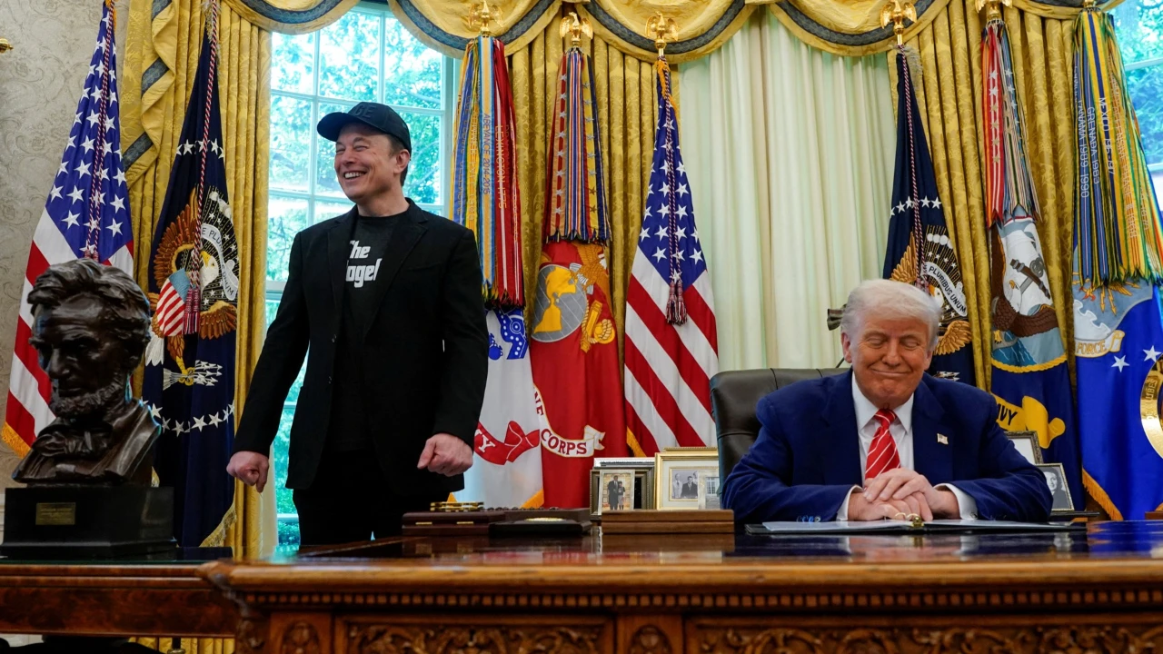 Elon Musk Trumpun Yaninda Soguk Terler Doktu Hadi Konuyu Degistirelim Dx6I