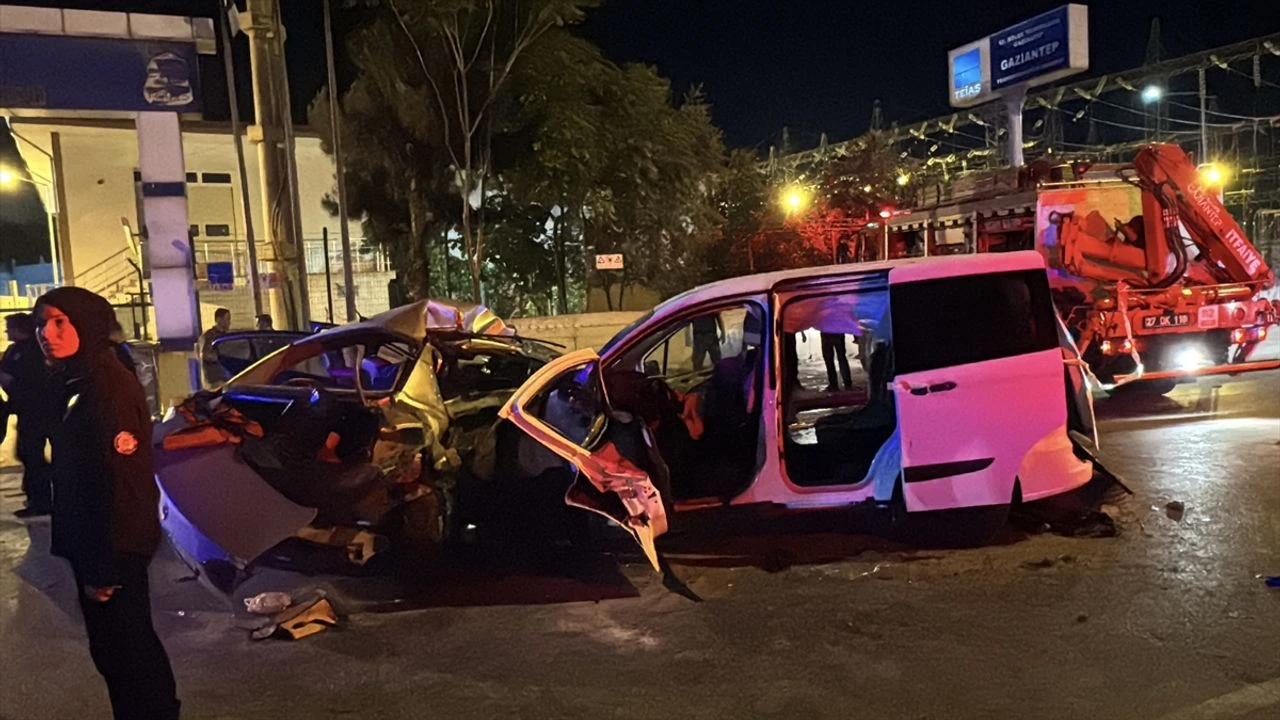 Guncelleme Gaziantepte Otomobil Ile Hafif Ticari Arac Carpisti 5 Kisi Oldu 2 Kisi Yaralandi