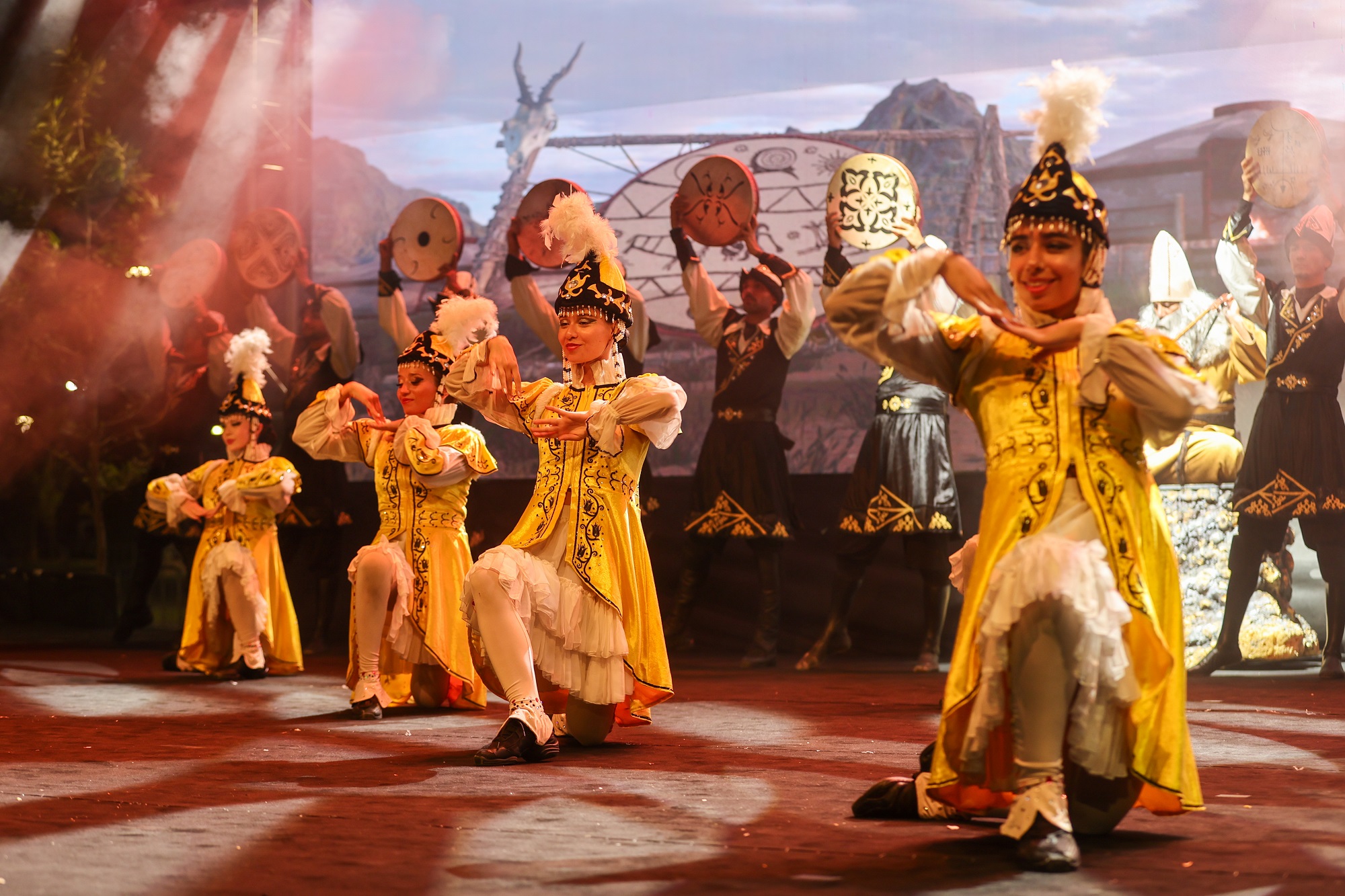 9. Hemşehri̇ Dernekleri̇ Festi̇vali̇ni̇n Resmi̇ Açilişi Yapildi (7)