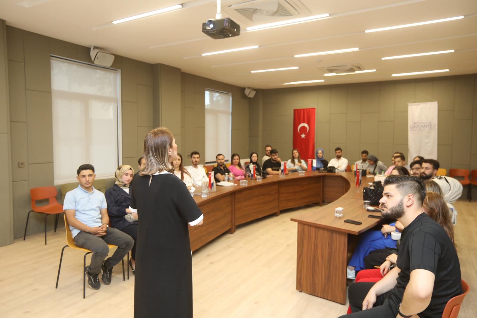 Ai̇le Akademi̇si̇’nde Evli̇li̇k Öncesi̇ Eği̇ti̇mler Devam Edi̇yor