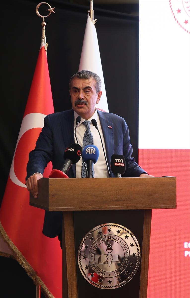 Bakan Tekin Gaziantep'te Eğitime Katkı Sunan Hayırseverlerle Buluştu: