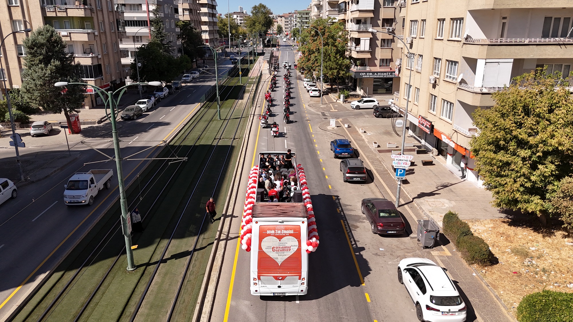 Festi̇val Coşkusu Kortej İle Şehri̇n Sokaklarina Taşindi (2)