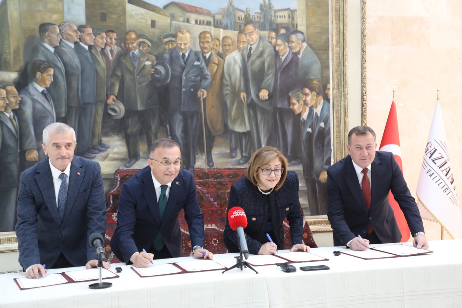 564187168 24850687234582616 8376883207684878938 N