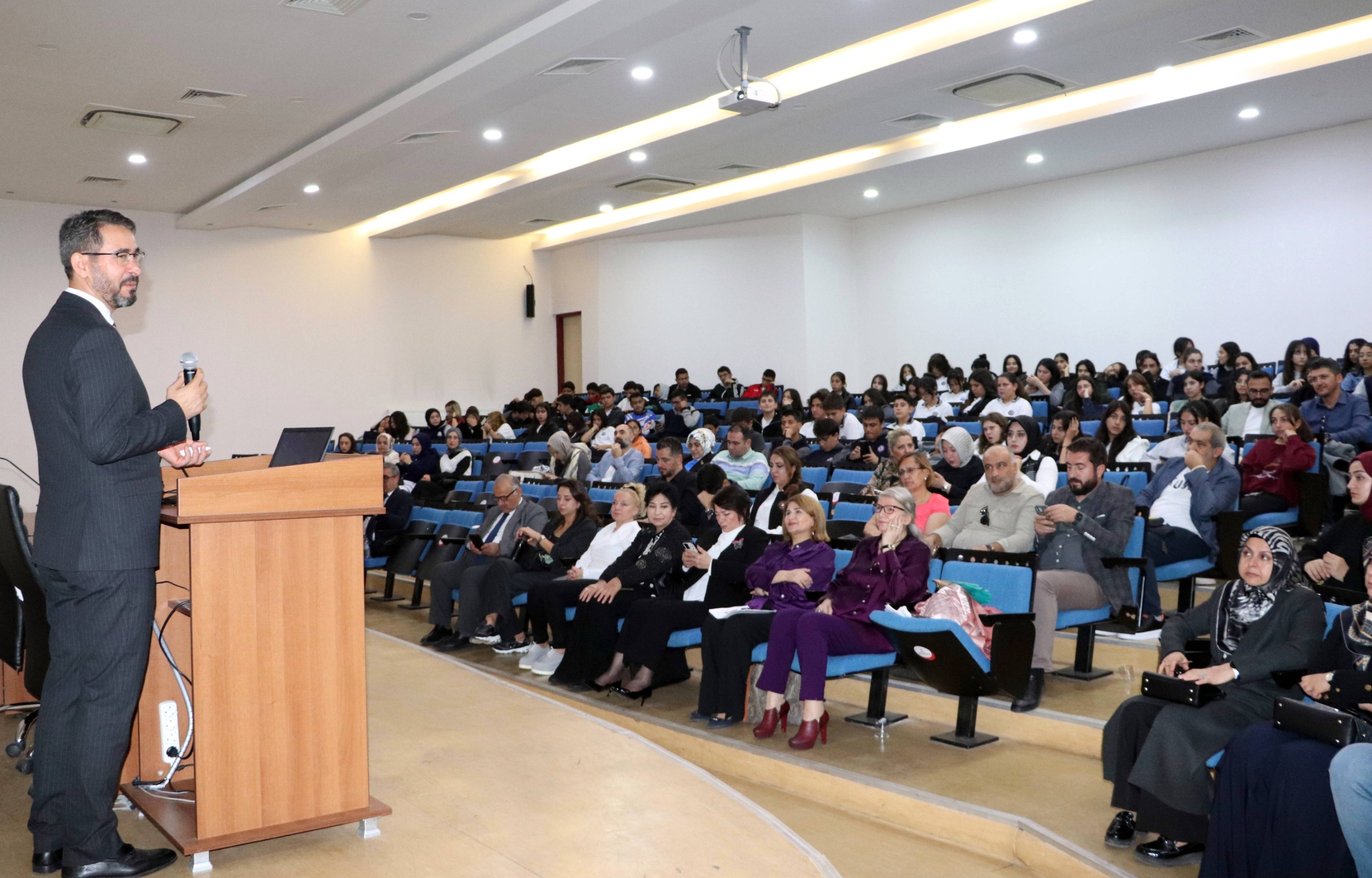 Gazi̇antep Büyükşehi̇r’den Ai̇le Temali Uluslararasi Sempozyum (9)