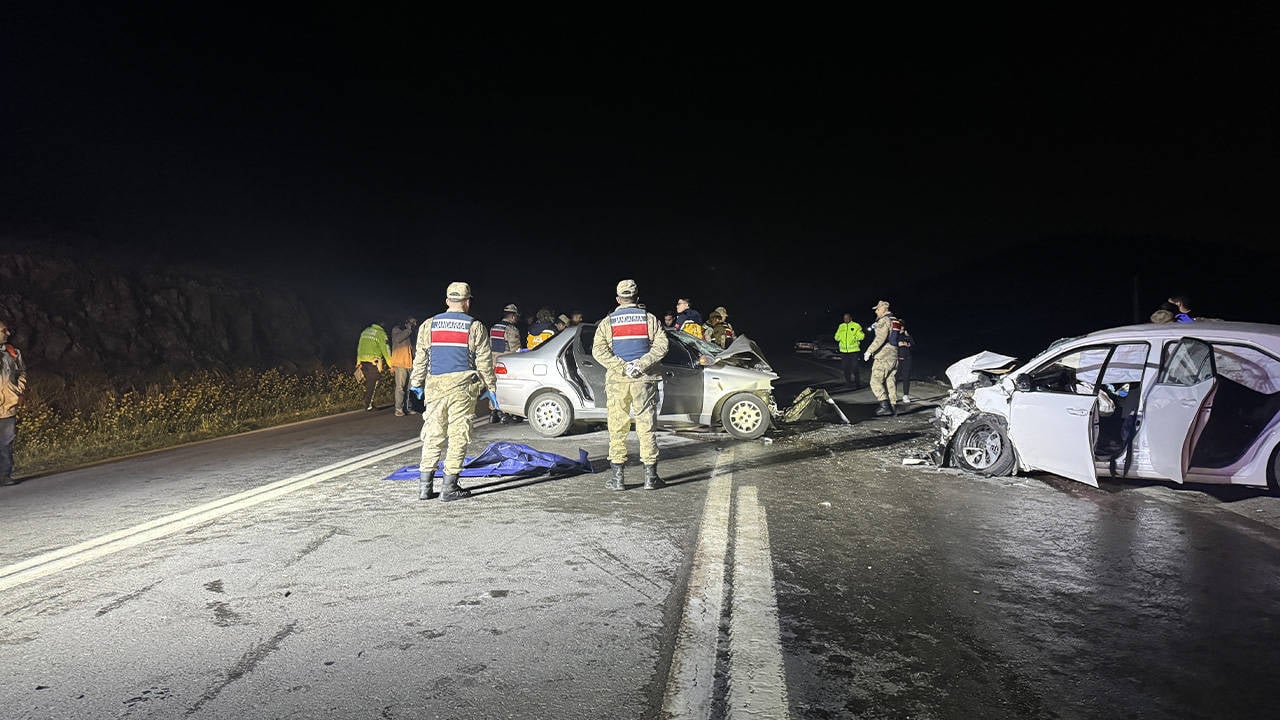 Gaziantep Te Iki Otomobil Carpisti 2 Kisi Oldu 5 Kisi Yaralandi