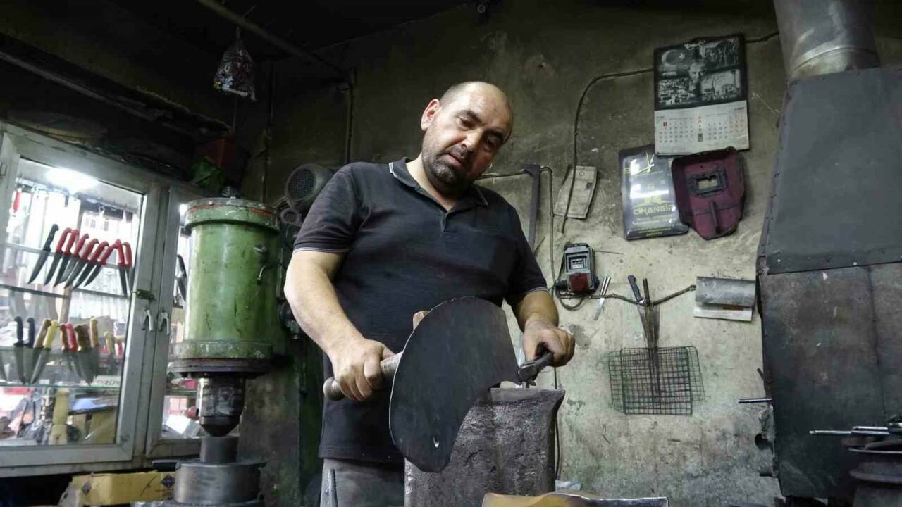 Gaziantepte El Emegiyle Yapilan Insan Boyundaki Et Satiri Alicisini Bekliyor 0Aeb1Abb72E7