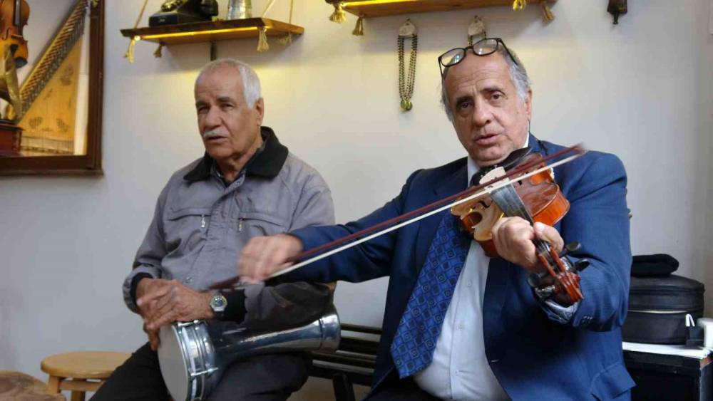 Musterilerini Muzikle Karsiliyor 001-1