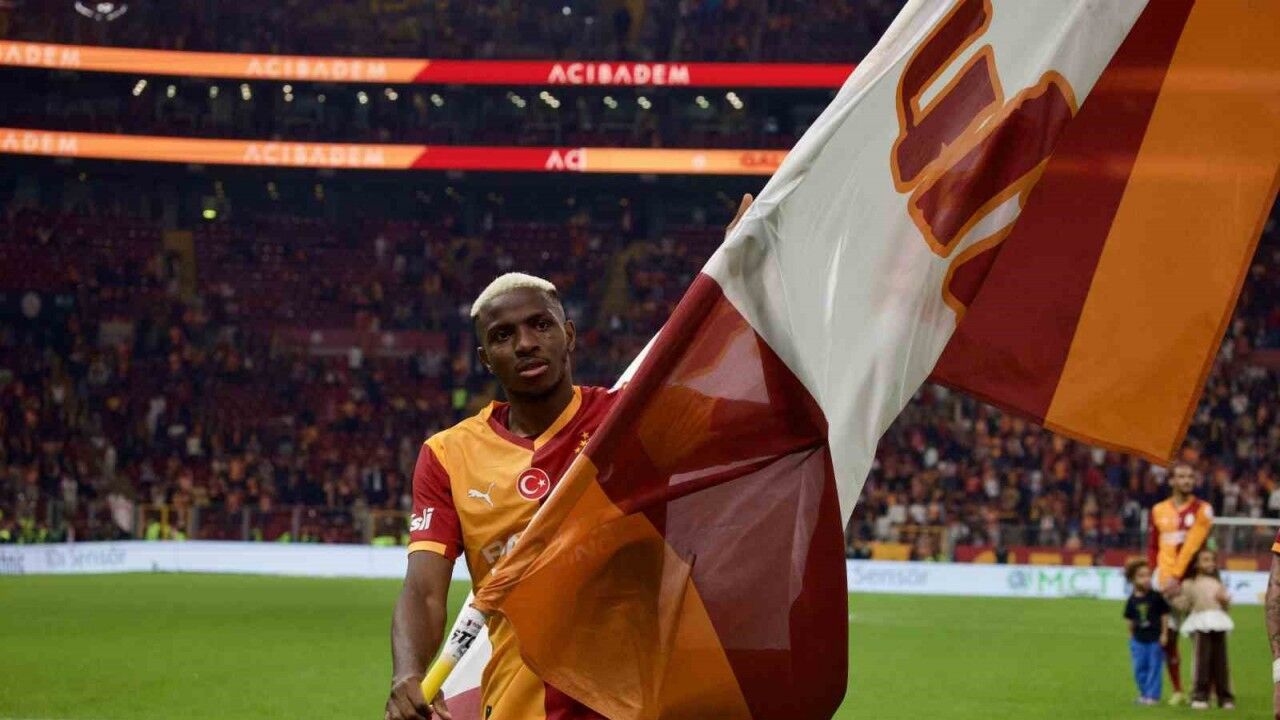Victor Osimhen, Okan Buruk’u Yakaladı