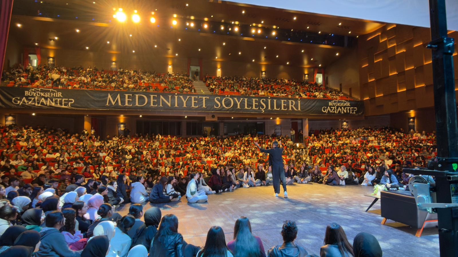 Gazi̇antep Medeni̇yet Söyleşi̇leri̇’ni̇n Konuğu Eği̇ti̇mci̇ Yazar Gri̇ Koç Oldu (3)