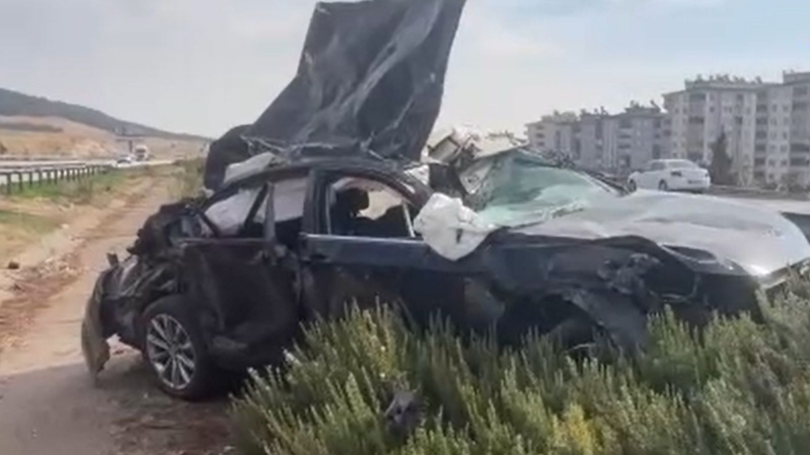 Kontrolden Cikan Otomobil Taklalar Atarak Refuje Uctu 1 Olu 4 Yarali