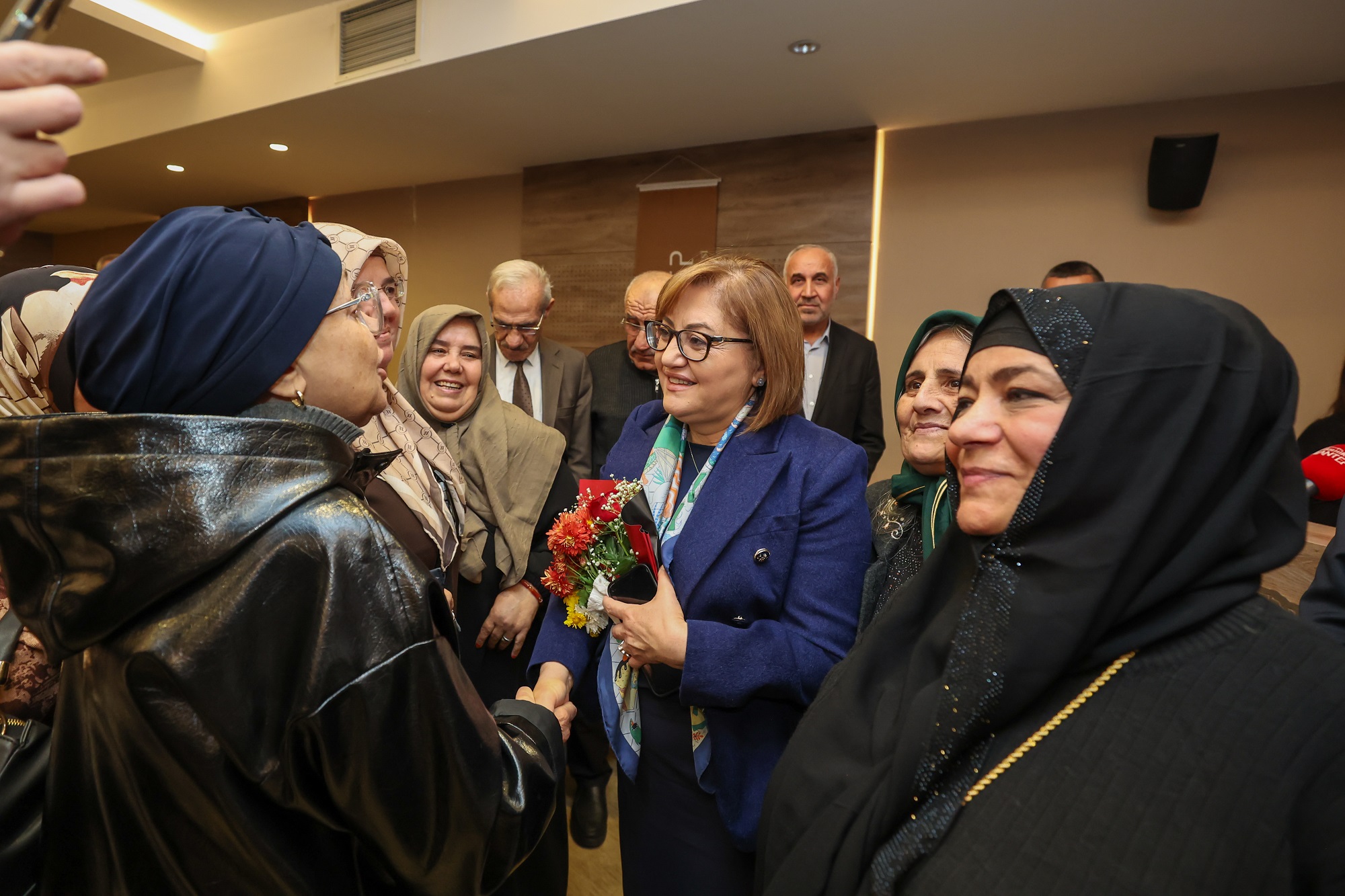 Umreden Dönen İki̇nci̇ Kafi̇le Başkan Fatma Şahi̇n İle Bi̇r Araya Geldi̇ (2)