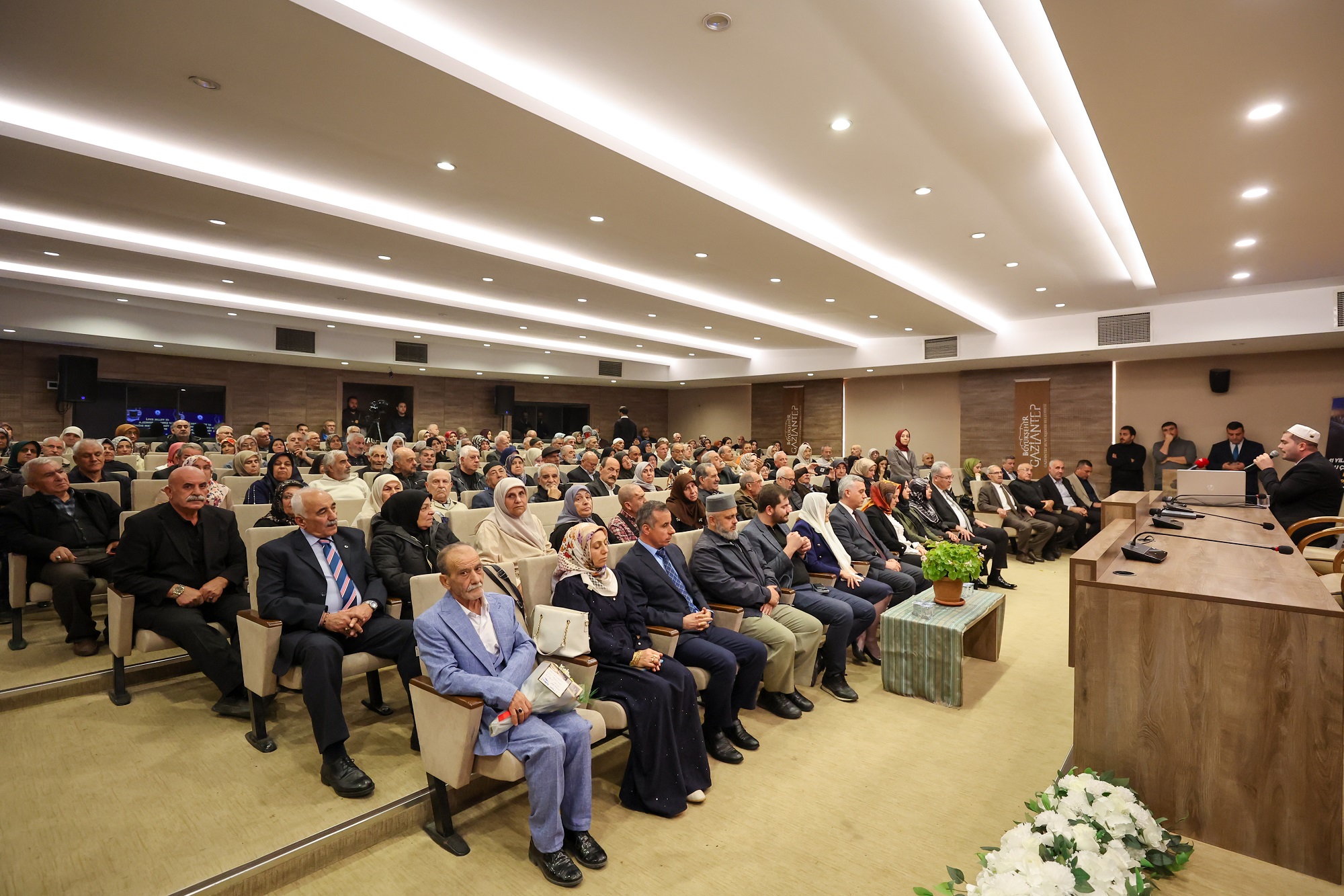 Umreden Dönen İki̇nci̇ Kafi̇le Başkan Fatma Şahi̇n İle Bi̇r Araya Geldi̇ (3)