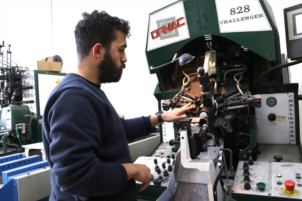 Ayakkabi Sanatini Mezun Oldugu Okuldaki Ogrencilere Aktariyor