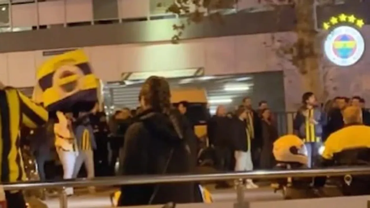 Fenerbahce Taraftari Sadettin Sarana Destek Icin Stad Onunde Toplandi