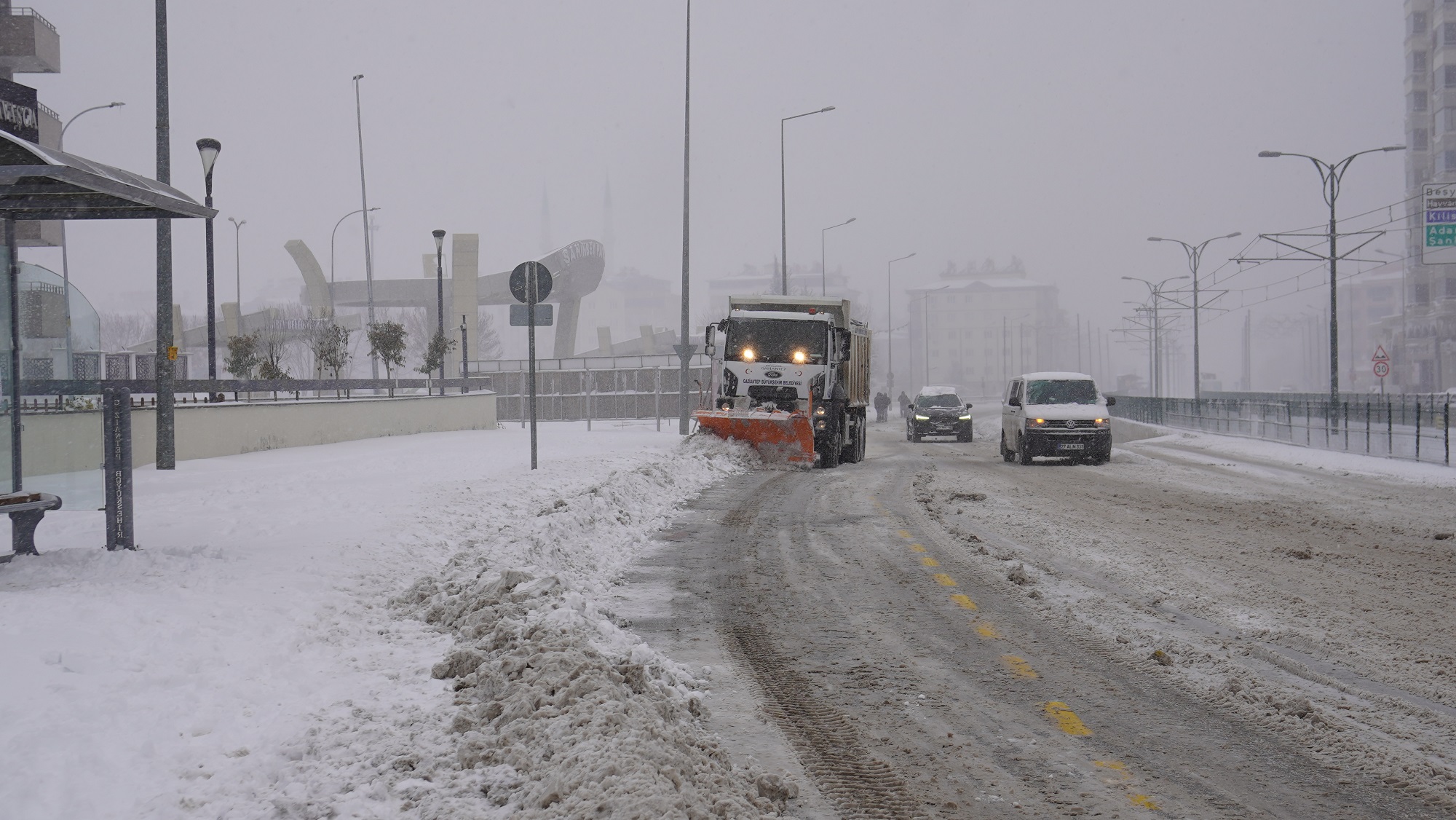 Gazi̇antep Büyükşehi̇r’den Karla Mücadelede Kesi̇nti̇si̇z Çalişma (2)