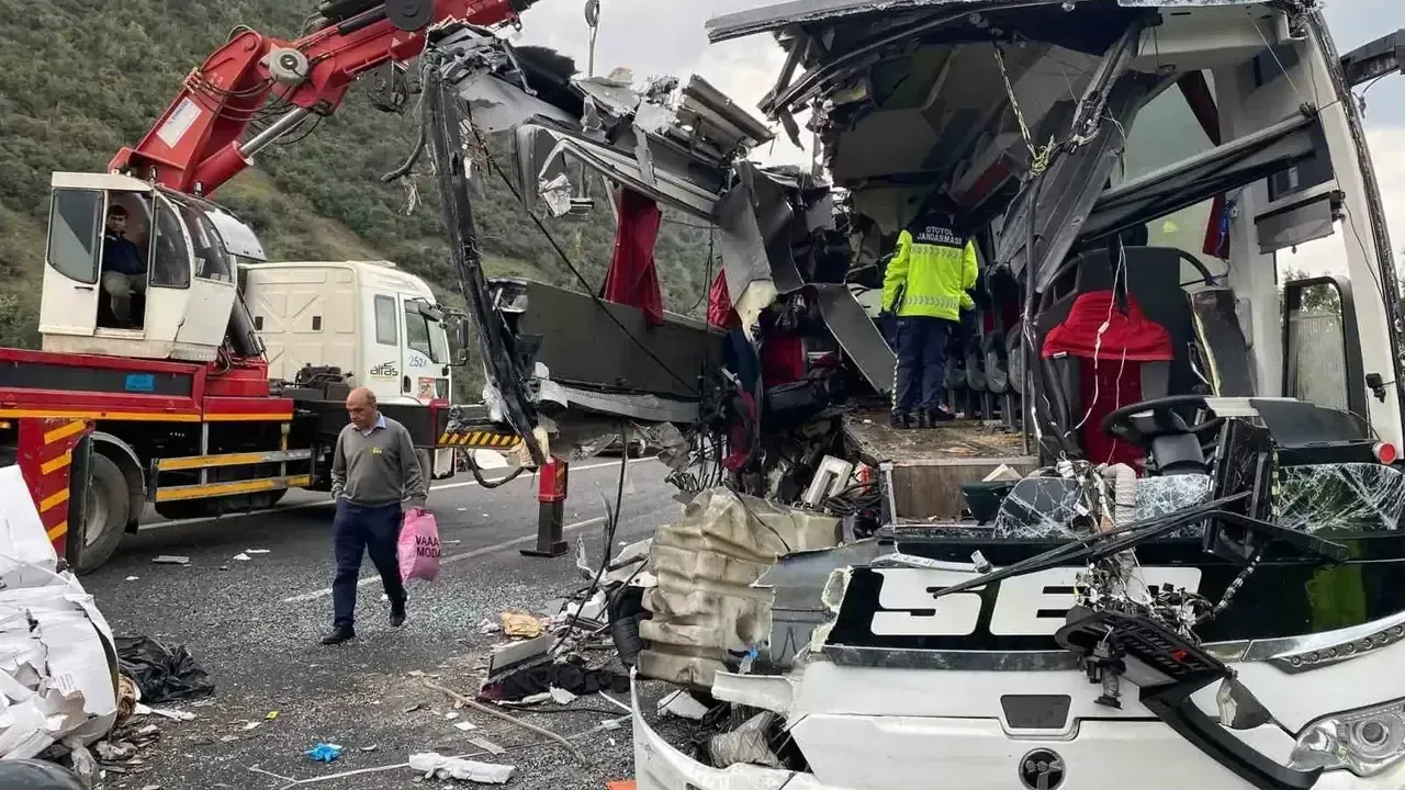 Osmaniyede Feci Kaza Yolcu Otobusu Tira Carpti 6 Olu 17642914231 Yarali 1764291423