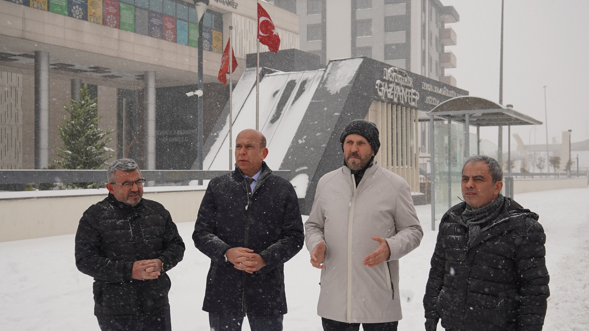 Thumbnail Gazi̇antep Büyükşehi̇r’den Karla Mücadelede Kesi̇nti̇si̇z Çalişma (3)