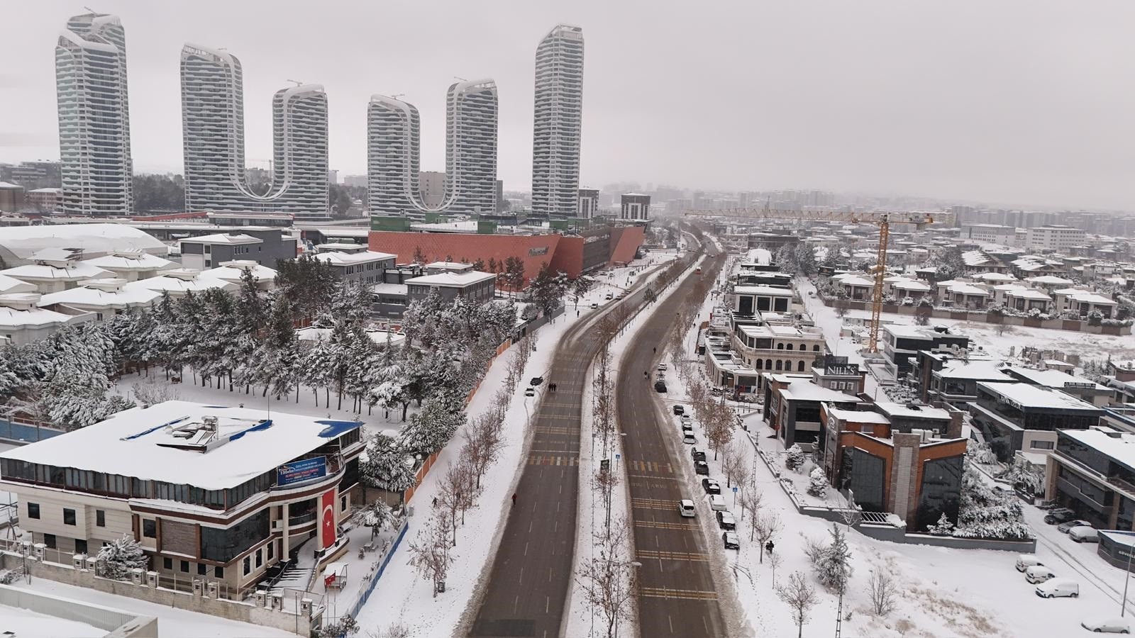 Thumbnail Gazi̇antep Büyükşehi̇r’den Karla Mücadelede Kesi̇nti̇si̇z Çalişma (7)