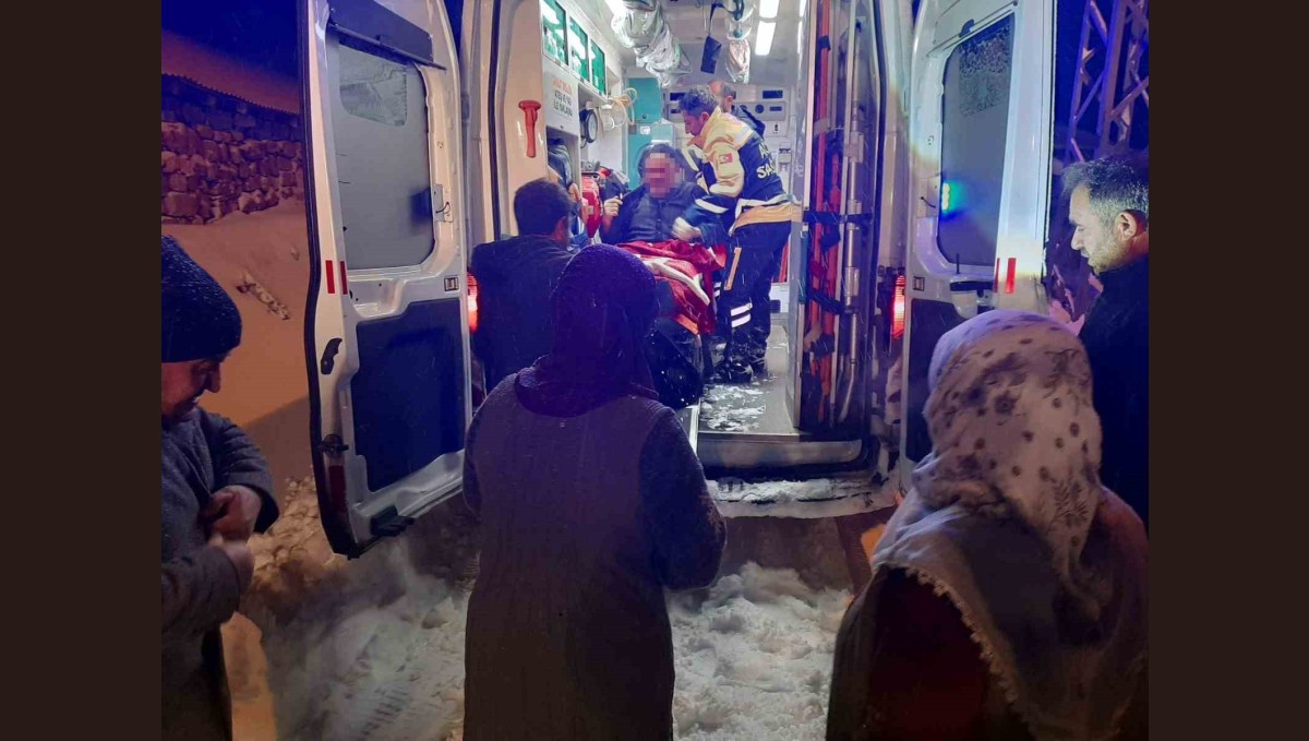 Agri Da Kar Nedeniyle Yolu Kapanan Koyde Mahsur Kalan 71 Yasindaki Hasta Icin Ekipler Seferber Oldu 388105