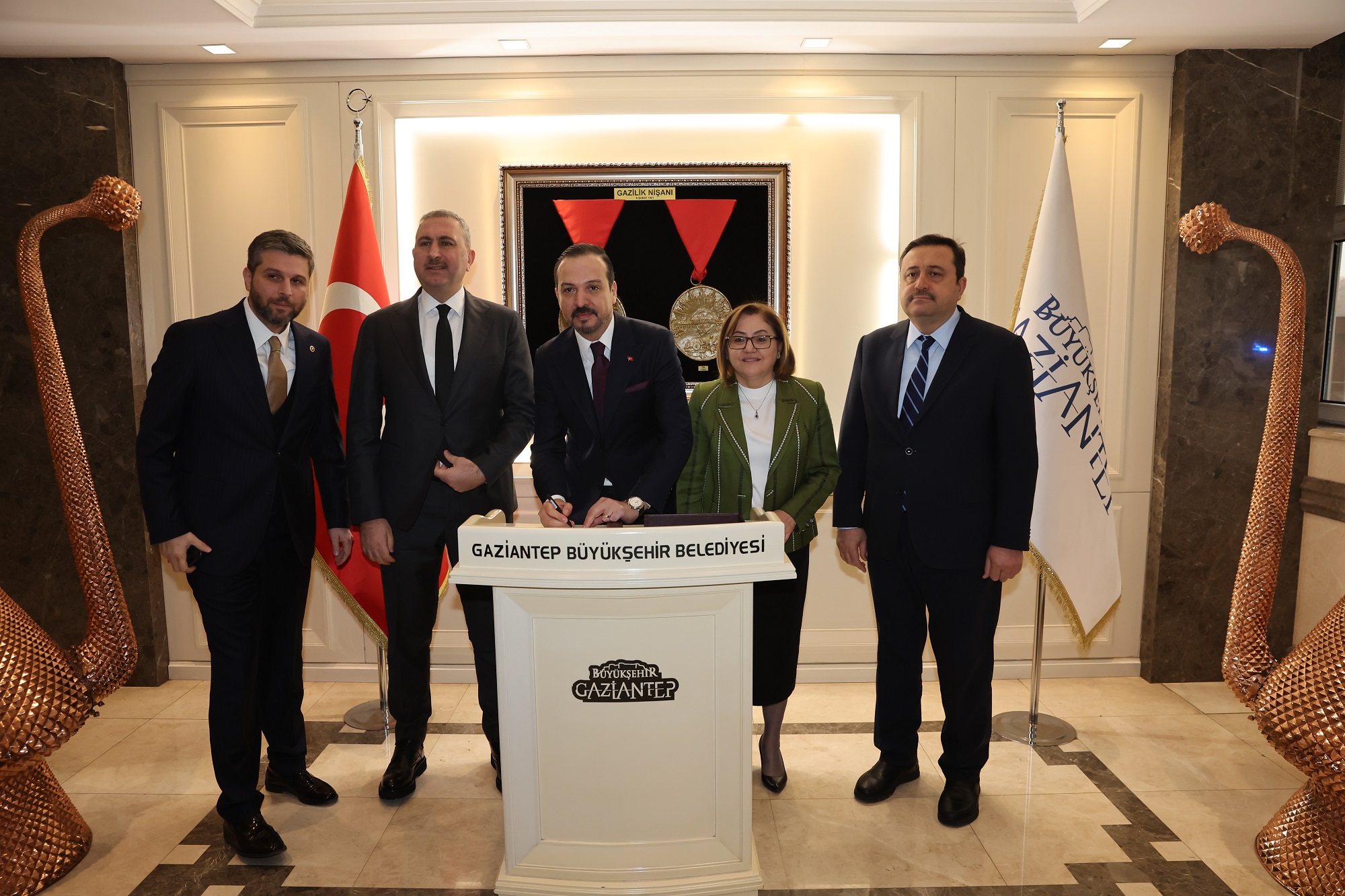 Ak Parti̇ Genel Başkan Yardimcisi Zorlu, Başkan Şahi̇n’i̇ Makaminda Zi̇yaret Etti̇ (2)-1