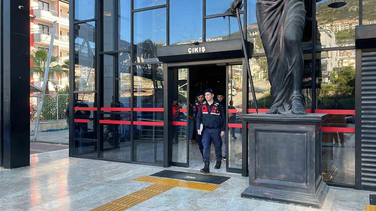 Alanya'da Görevli Polislerin Üzerine Motosiklet Sürdüler, Kayıta Aldıkları Görüntüleri Sosyal Medyada Paylaştılar