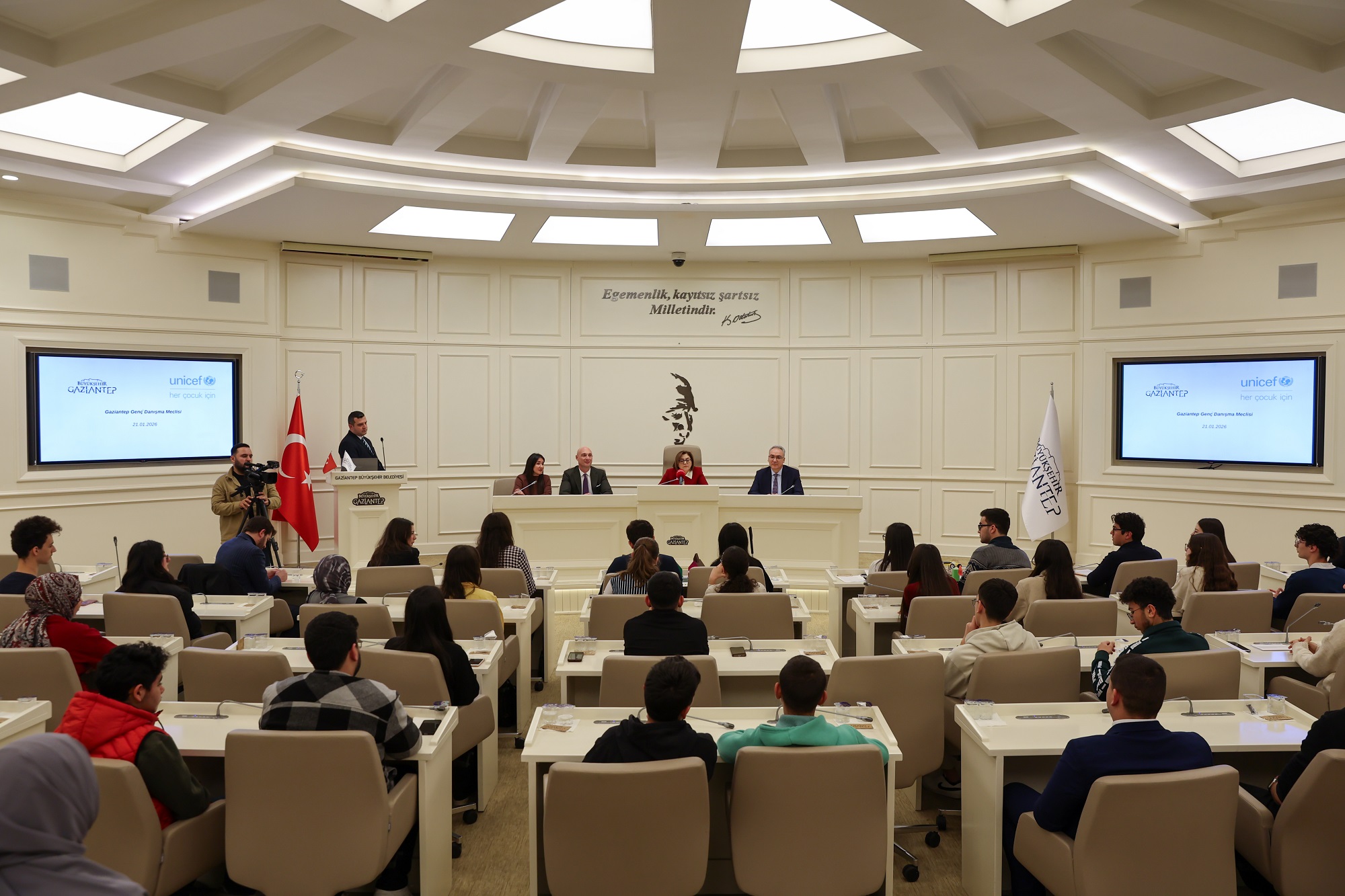 Başkan Fatma Şahi̇n’i̇n Öncülüğünde Gençleri̇n Sesi̇ Karar Masasinda! (4)