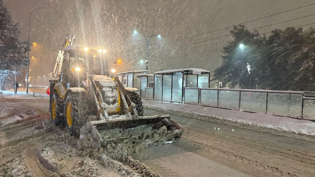Gaziantep Buyuksehir Karla Mucadele Mesaisini Gece Boyu Surdurdu 4