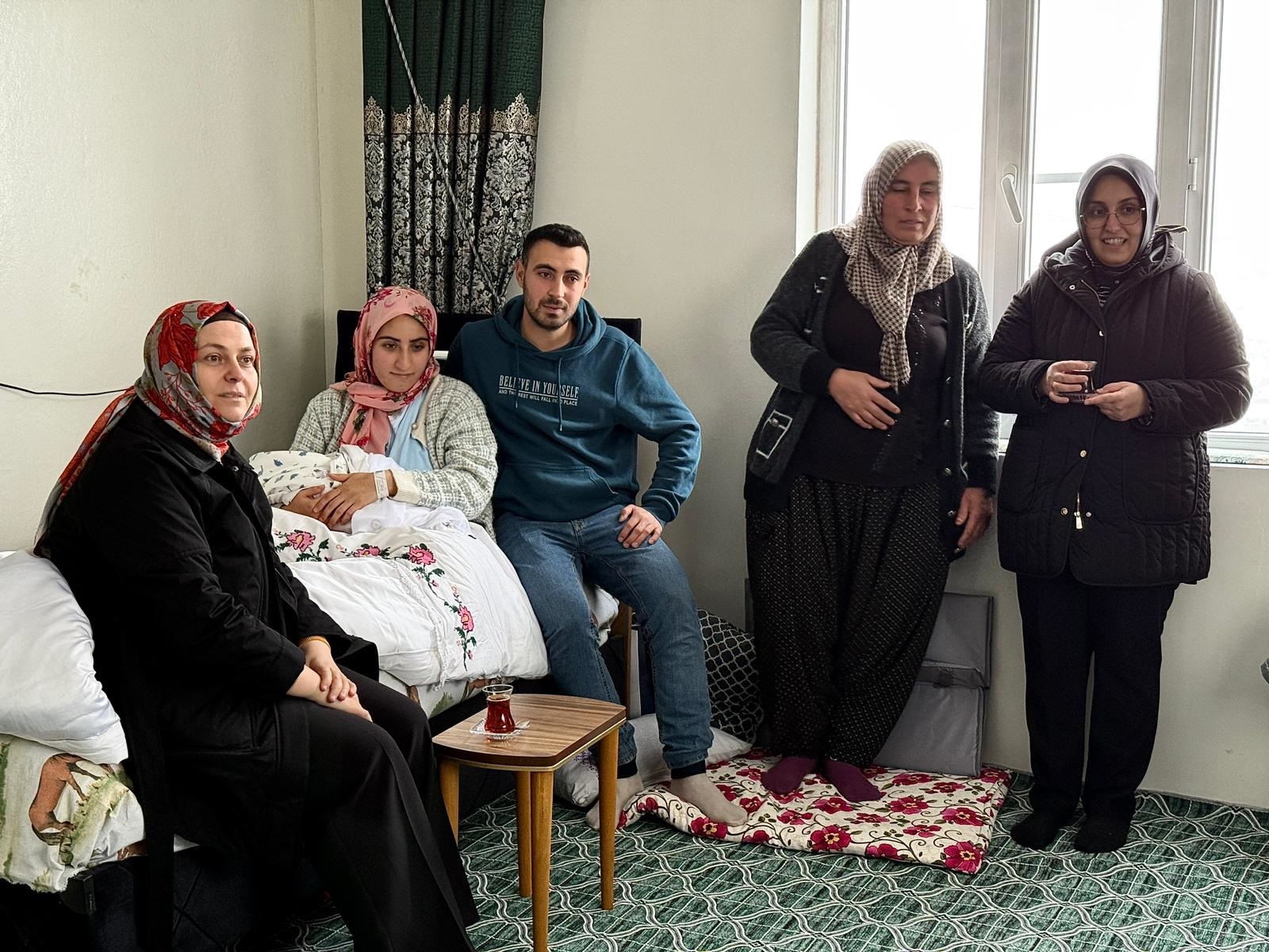 Gazi̇antep Büyükşehi̇r, Yeni̇ Yilin İlk Bebeği̇ni̇ Güvenle Evi̇ne Ulaştirdi (2)