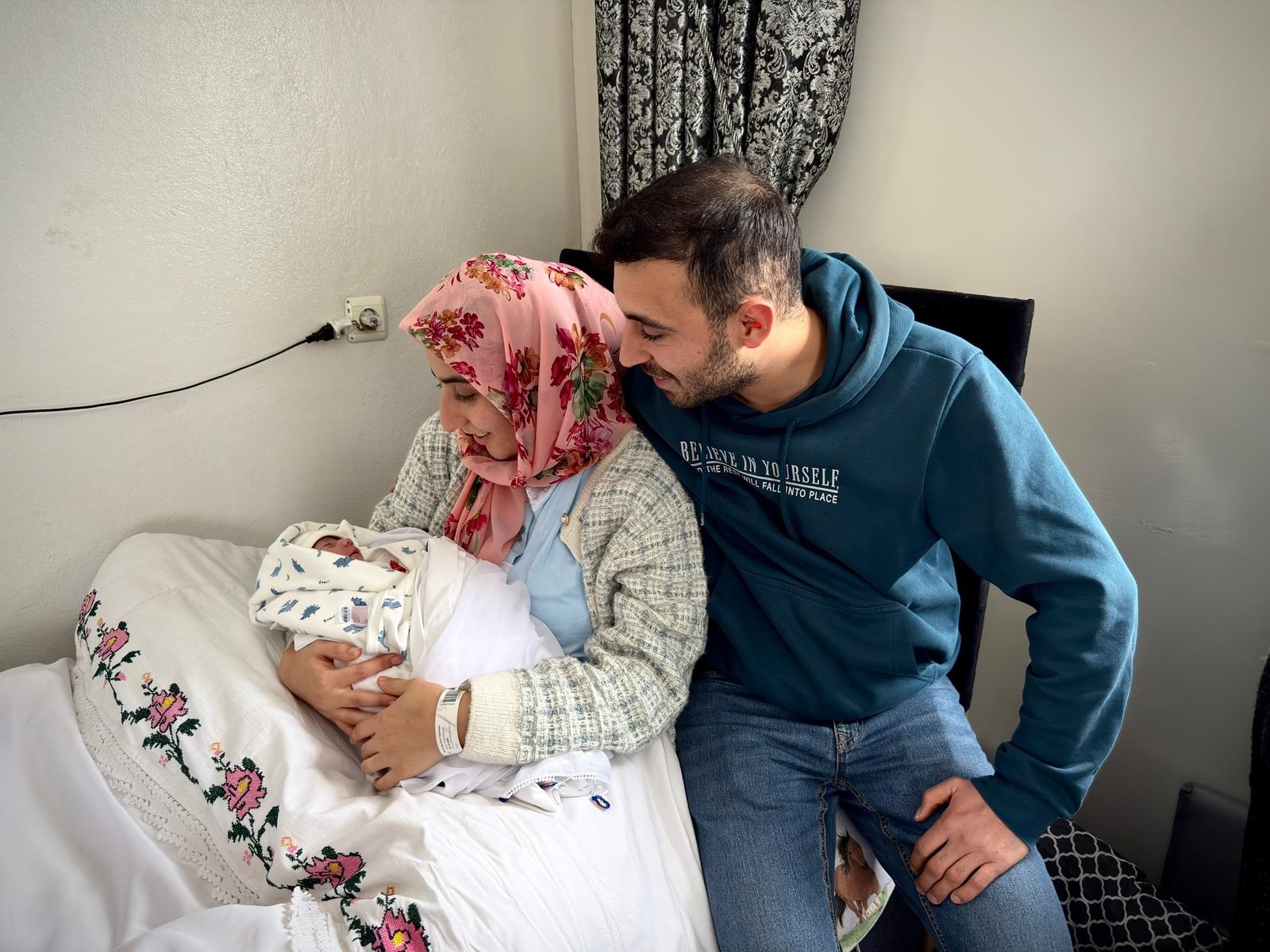 Gazi̇antep Büyükşehi̇r, Yeni̇ Yilin İlk Bebeği̇ni̇ Güvenle Evi̇ne Ulaştirdi (3)