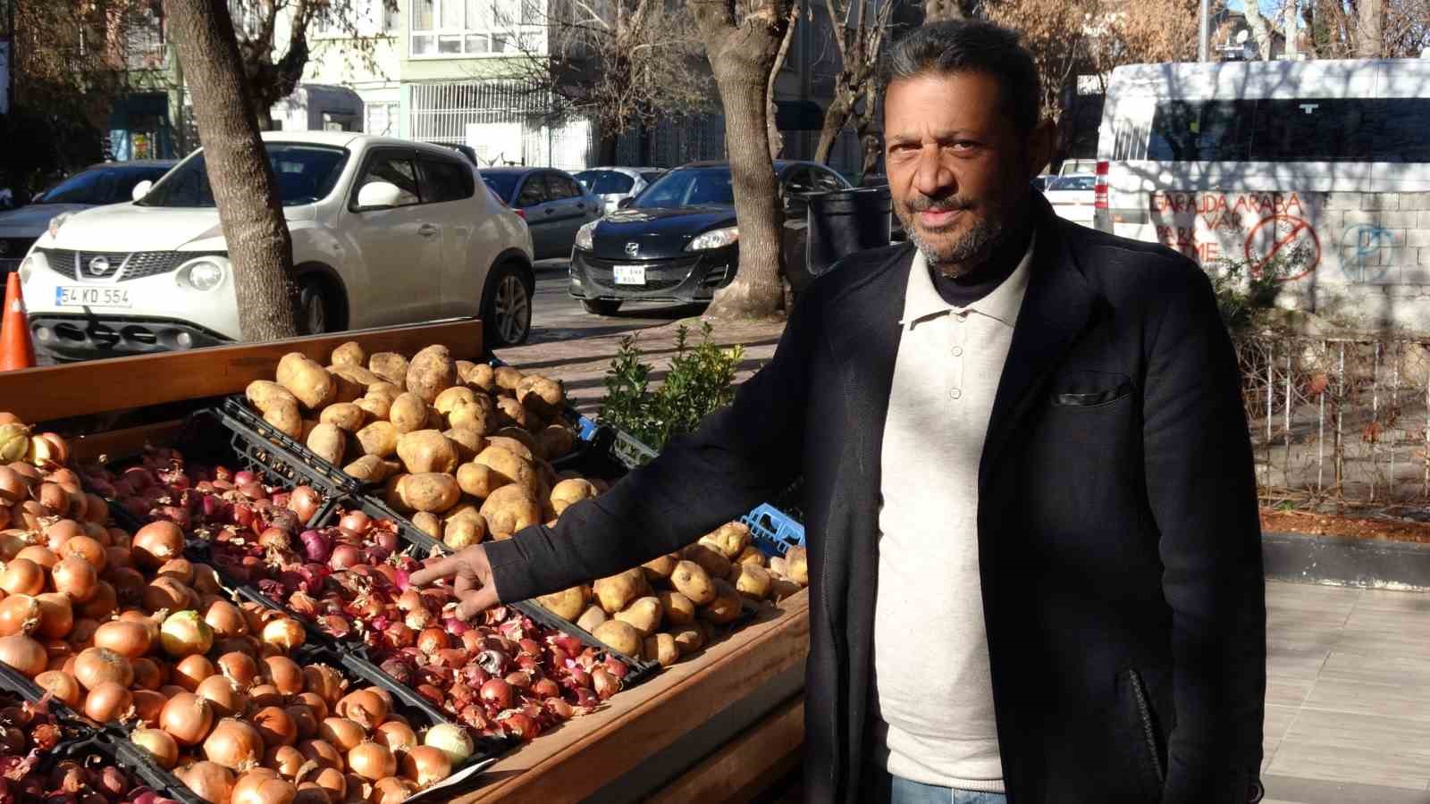 Gaziantep'te Gençlerden Duygulandıran Örnek Davranış: Soğan Aldılar, Parasını Kameraya Gösterip Bıraktılar 1