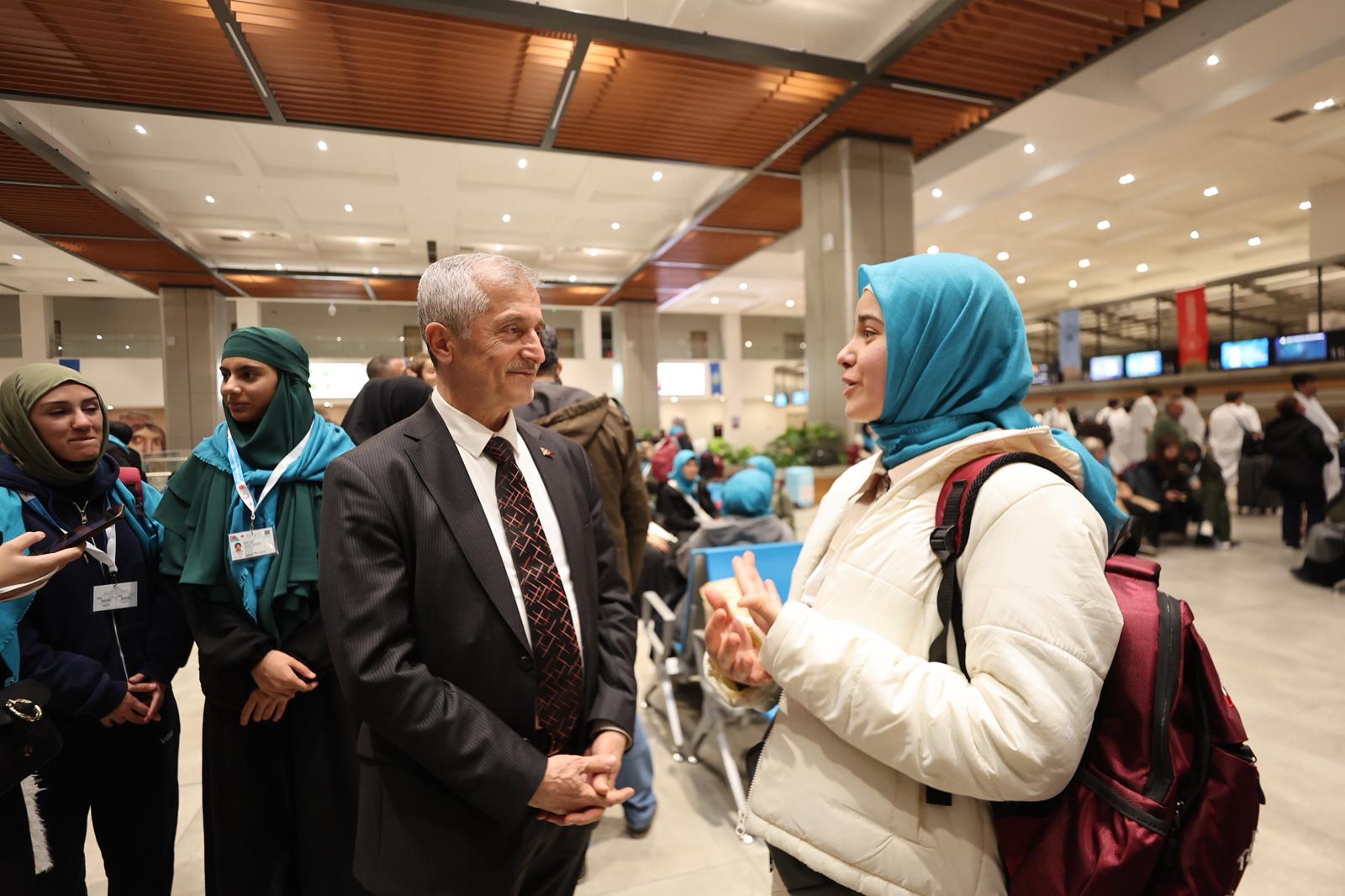 Umreye Uğurlanan Öğrenci̇ler (3)