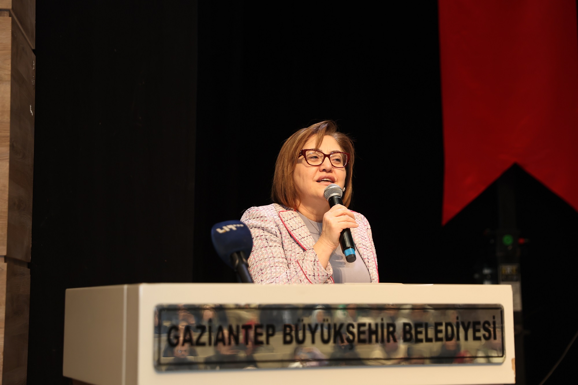 Gazi̇antep Büyükşehi̇r’i̇n Ev Sahi̇pli̇ği̇nde “Yeşi̇l Otobüs” Belgesel Fi̇lmi̇’ni̇n İlk Gösteri̇mi̇ Yapildi (4)