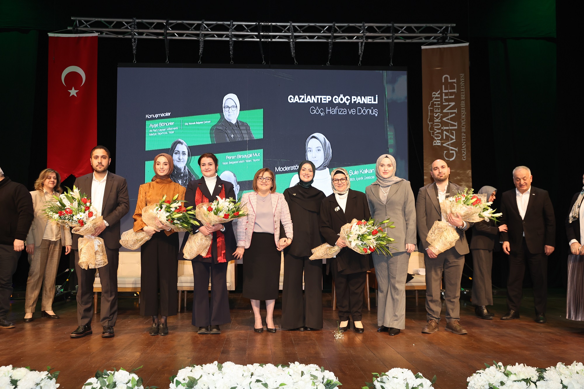 Gazi̇antep Büyükşehi̇r’i̇n Ev Sahi̇pli̇ği̇nde “Yeşi̇l Otobüs” Belgesel Fi̇lmi̇’ni̇n İlk Gösteri̇mi̇ Yapildi (5)