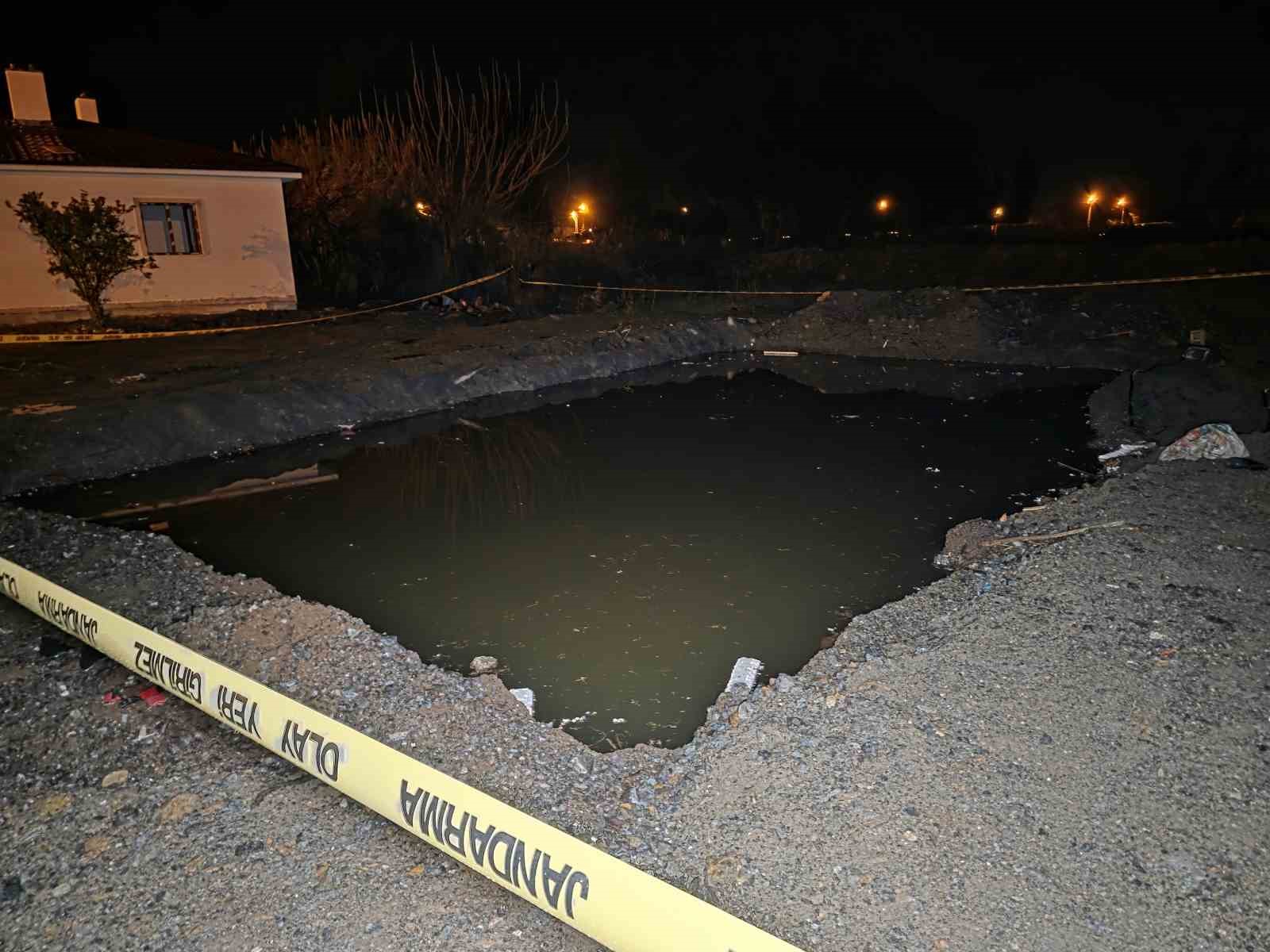Hatay'da Su Dolu Temelin Içindeki Toplarını Almak Isterken Düşen 2 Kardeş Çocuk Öldü