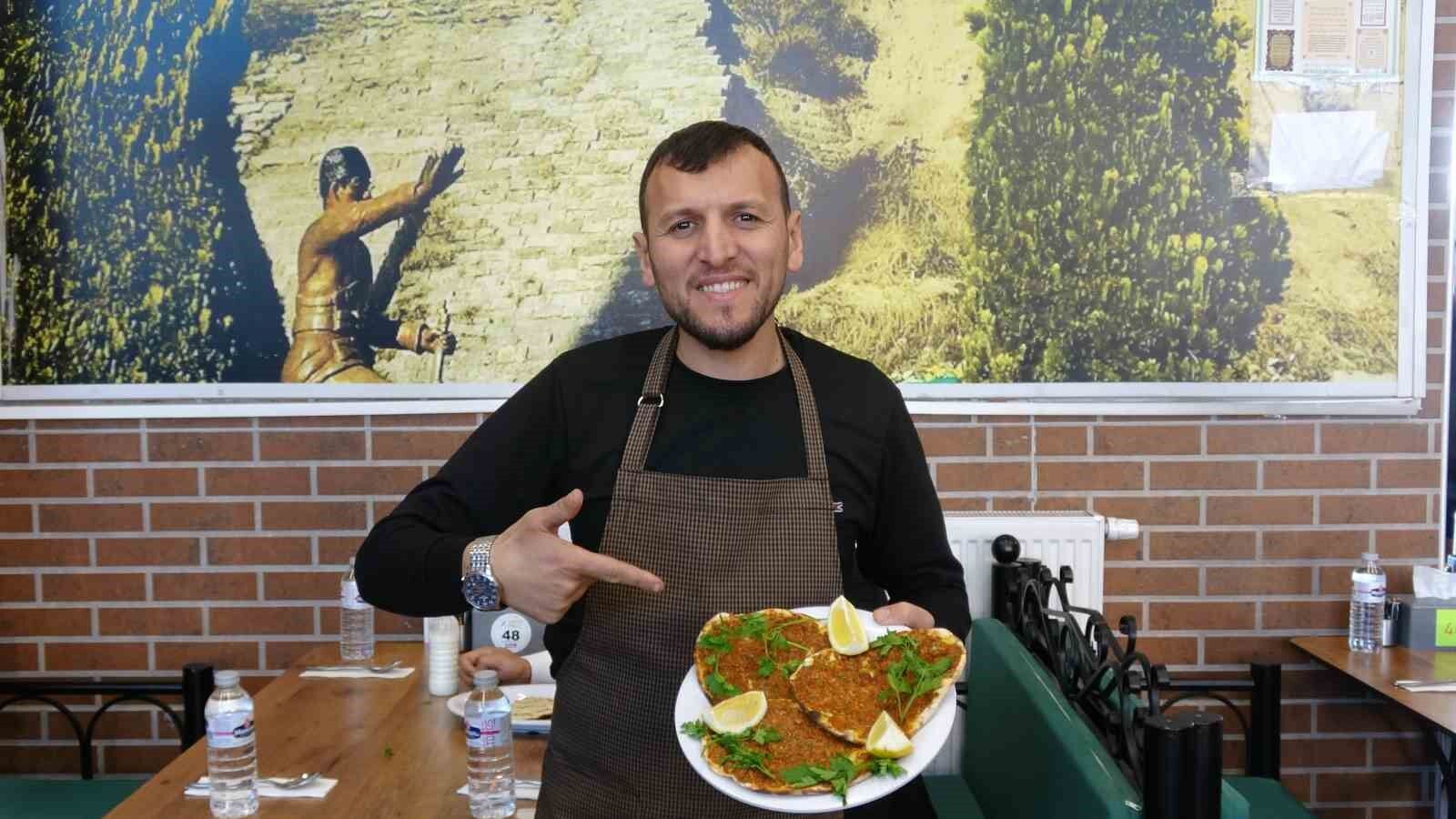 Gaziantep'te Ab Tescilli Lahmacun Sarımsaklı Ve Sebzeli Yapılıyor