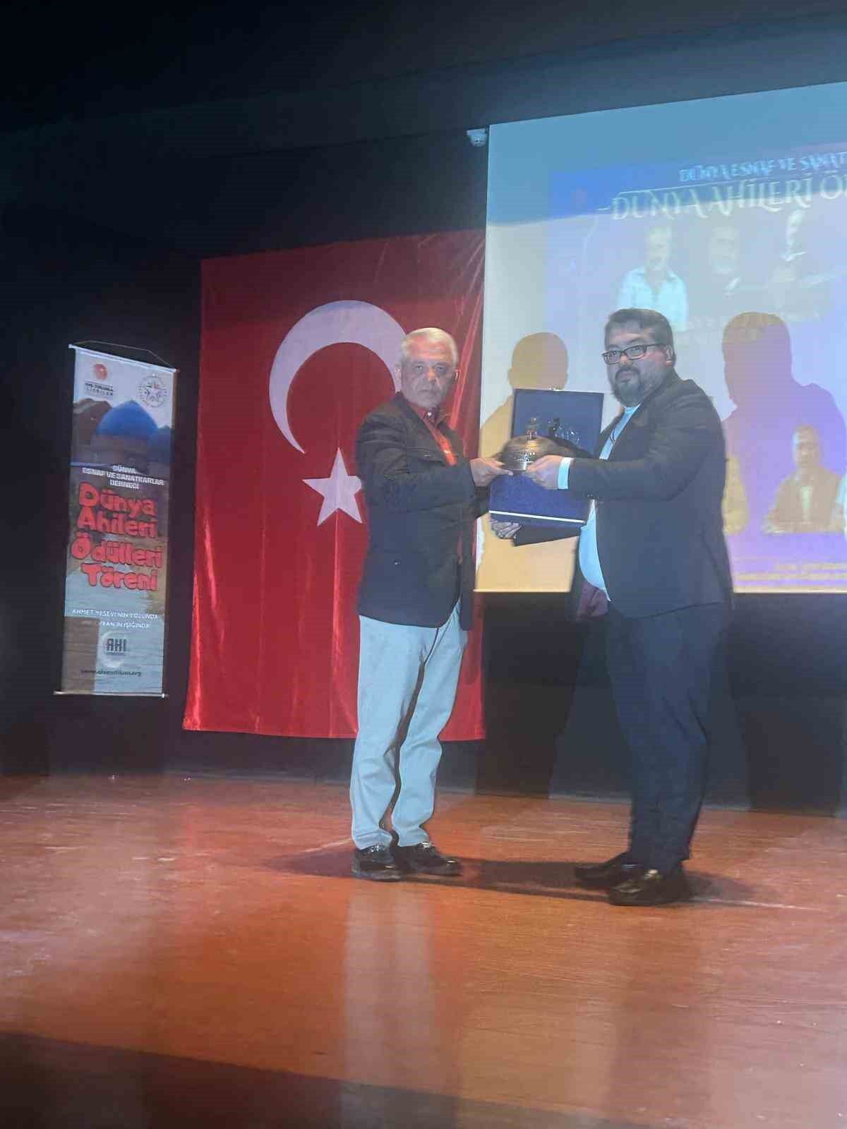 Gaziantepli Kasap Halil Usta'nın sahipleri Bakışgan kardeşlere dünya ahilik ödülü