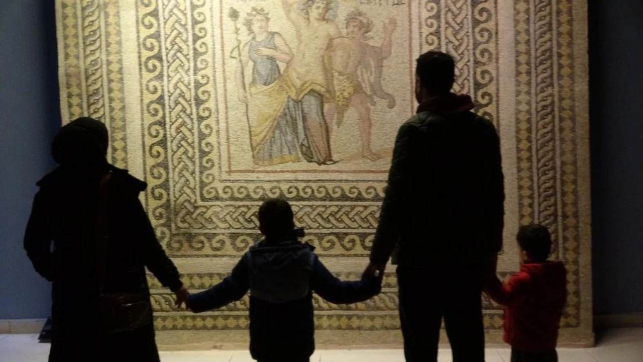 Bayramda Ziyaretci Akini Zeugma Mozaik Muzesi Dolup Tasti 1Mhq