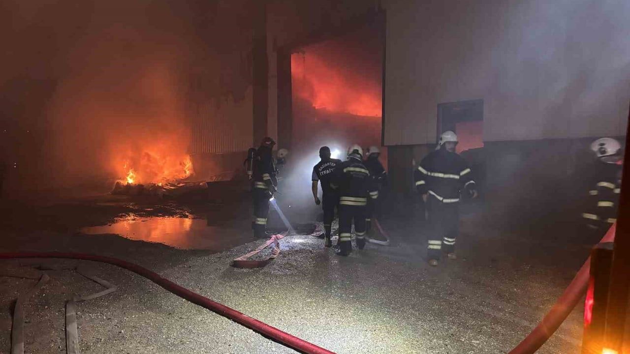 Gaziantep Te Mobilya Fabrikasinda Yangin Sehitkamil 5 Osb De 33 Arac Ve 72 Personel Mudahalesi 1200 850498