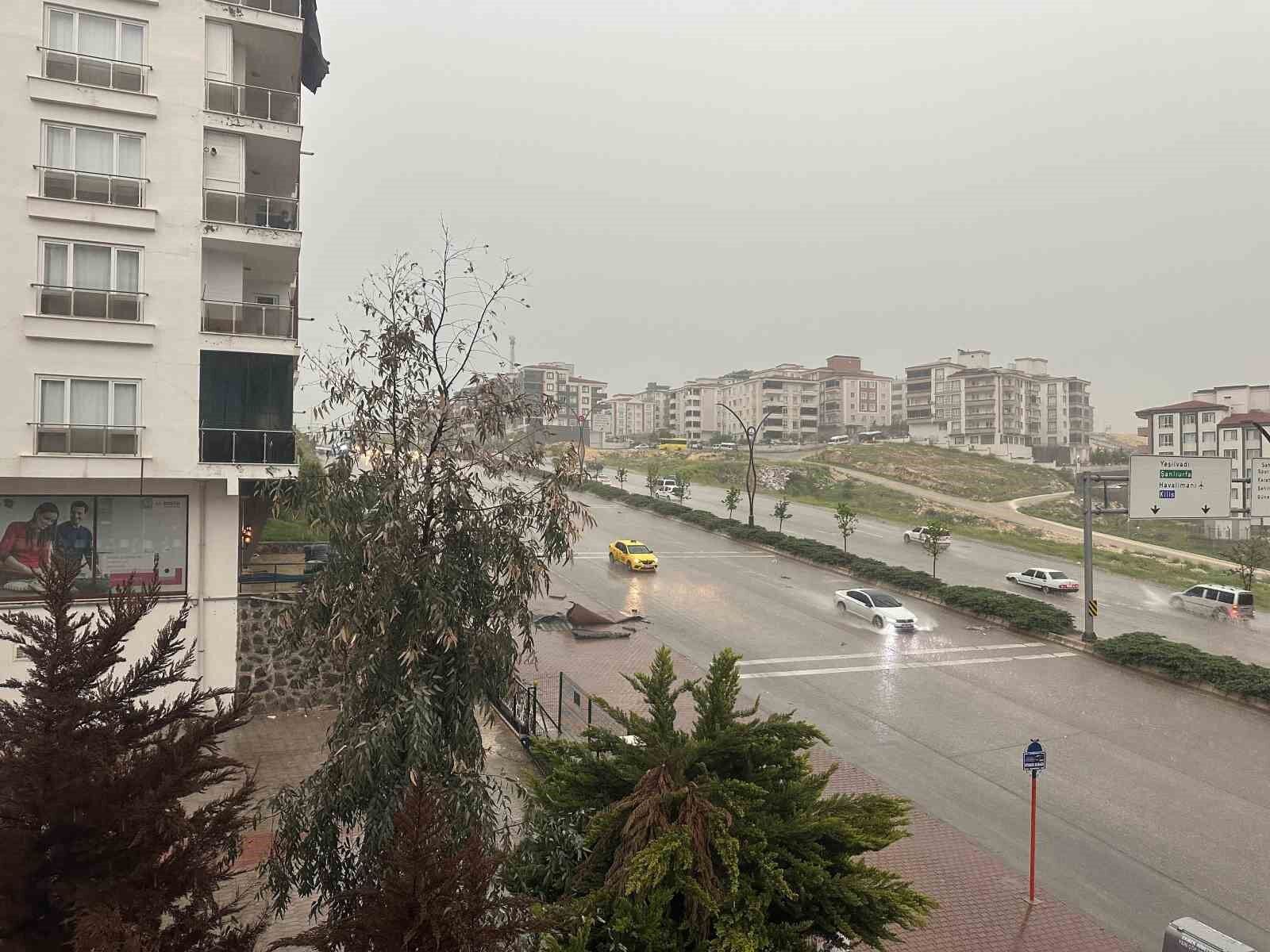 Gaziantep'te Sağanak Yağış Ve Dolu Hayatı Felç Etti