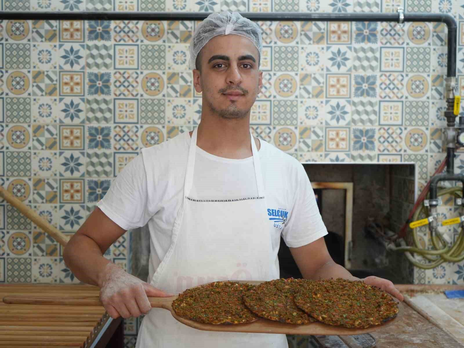 Gaziantep'te Kavurucu Sıcaklarda Ocak Başında 800 Lahmacun Pişiriyor