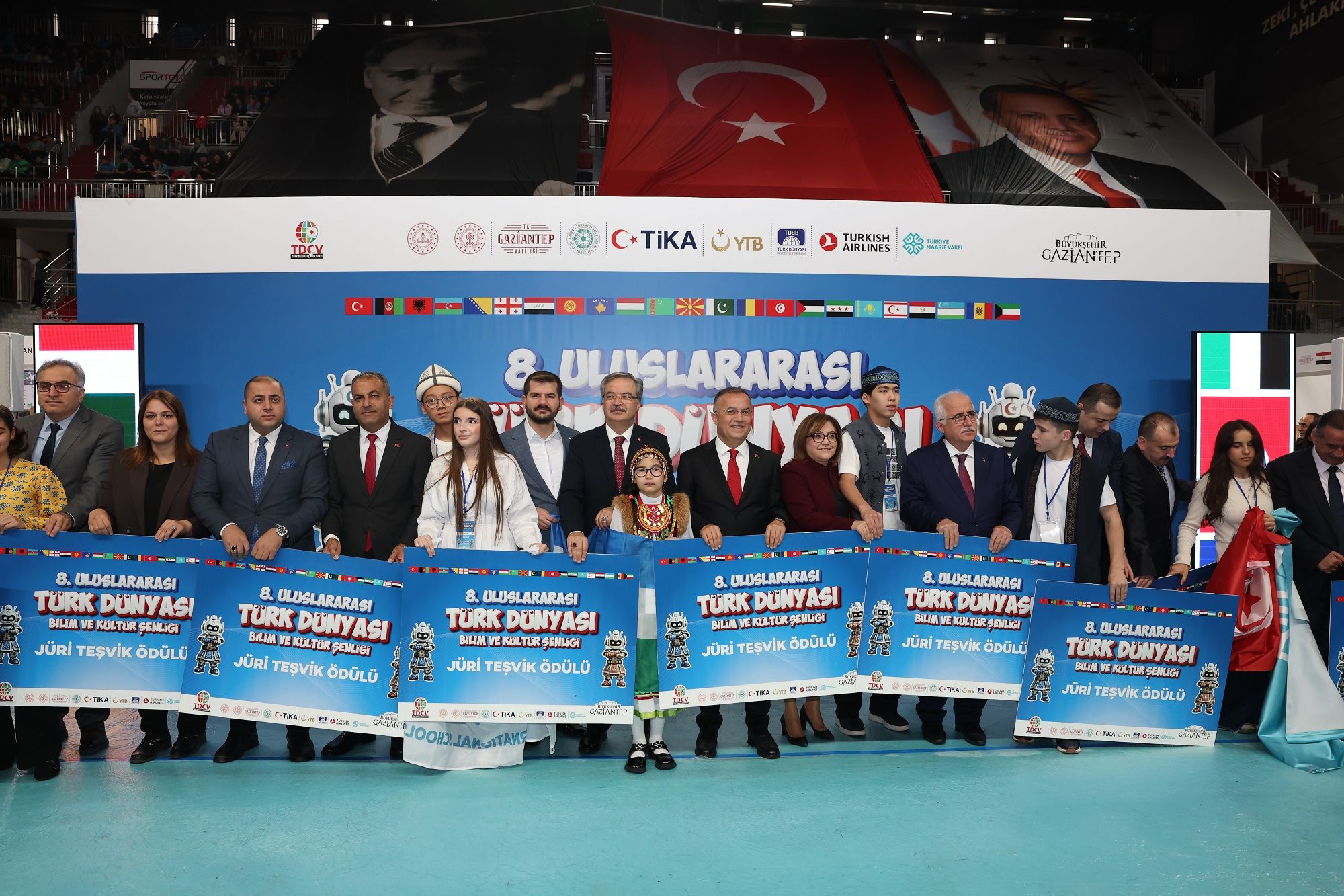 Büyükşehi̇r Ev Sahi̇pli̇ği̇nde Düzenlenen 8. Uluslararasi Türk Dünyasi Bi̇li̇m Ve Kültür Şenli̇ği̇ Ödülleri̇ Sahi̇pleri̇ni̇ Buldu (4)