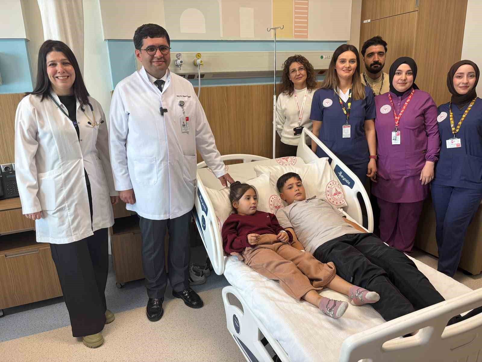 Gaziantep'te iki kardeşin kalbindeki delikler aynı anda yapılan operasyonla kapatıldı