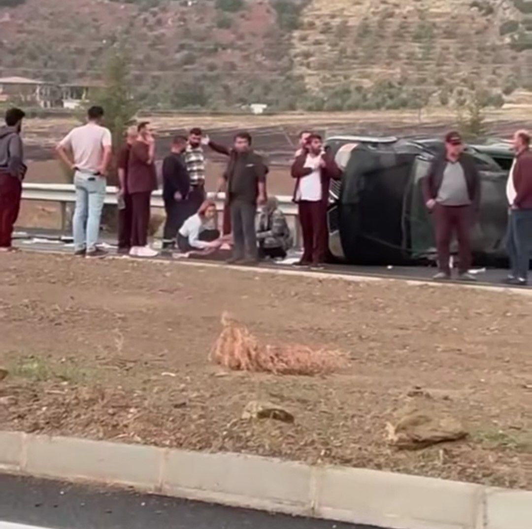Gaziantep'te kontrolden çıkan araç karşı şeride geçti: 4 yaralı