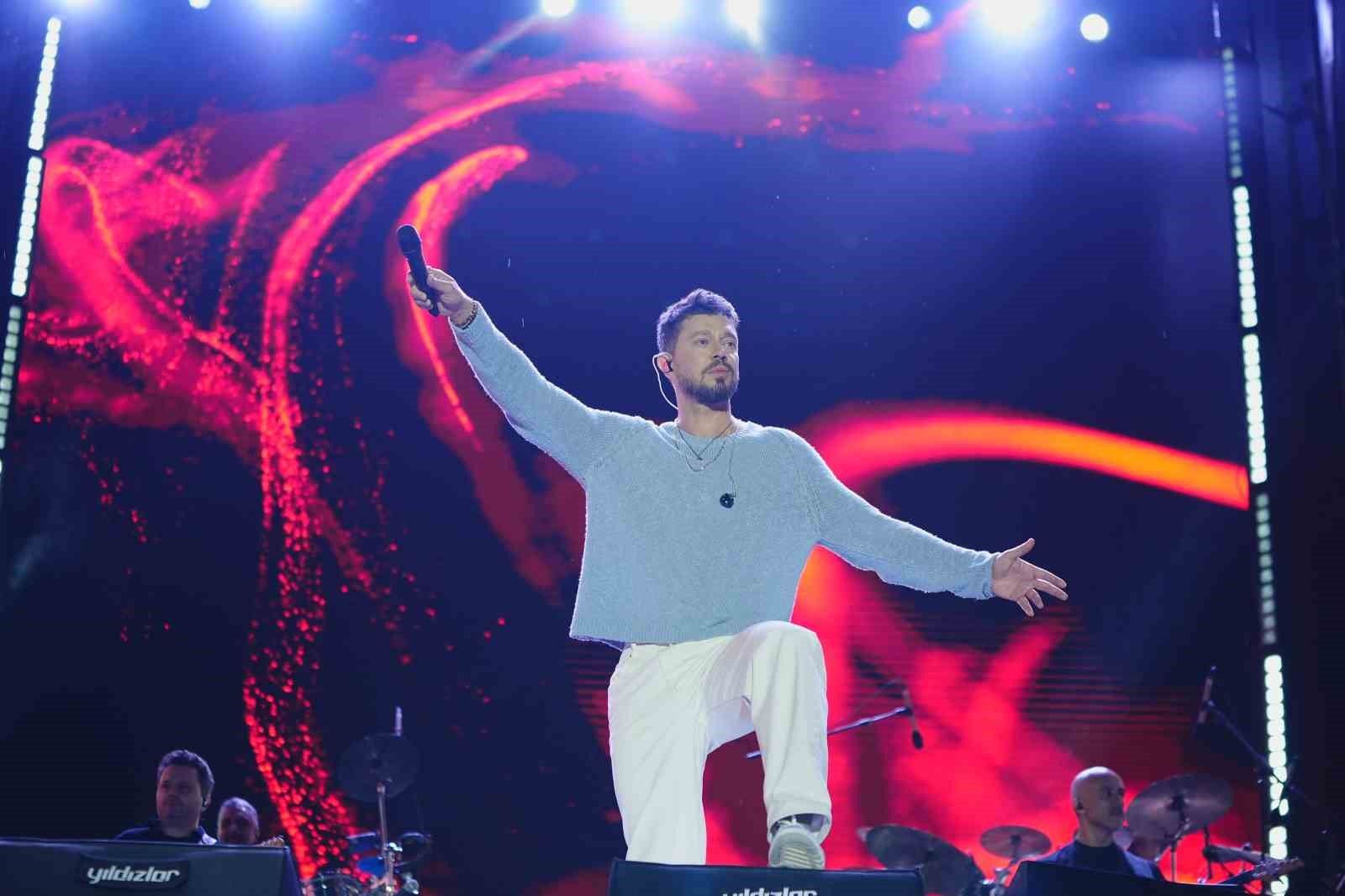 Murat Boz GastroAntep'te sevilen şarkılarını Gaziantepliler için söyledi